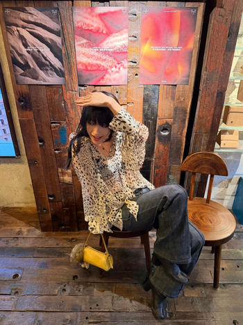 Bluza kajsijeve boje s nepravim leopard uzorkom, višeslojna, trodimenzionalni efekt, volani i vezanje, lagano prozirna