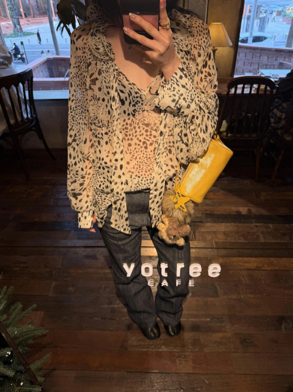 Bluza kajsijeve boje s nepravim leopard uzorkom, višeslojna, trodimenzionalni efekt, volani i vezanje, lagano prozirna