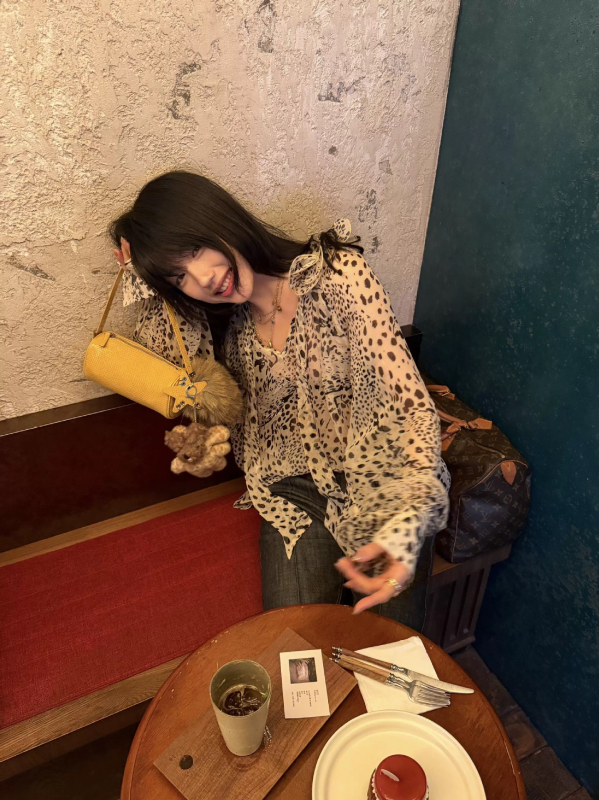 Bluza kajsijeve boje s nepravim leopard uzorkom, višeslojna, trodimenzionalni efekt, volani i vezanje, lagano prozirna