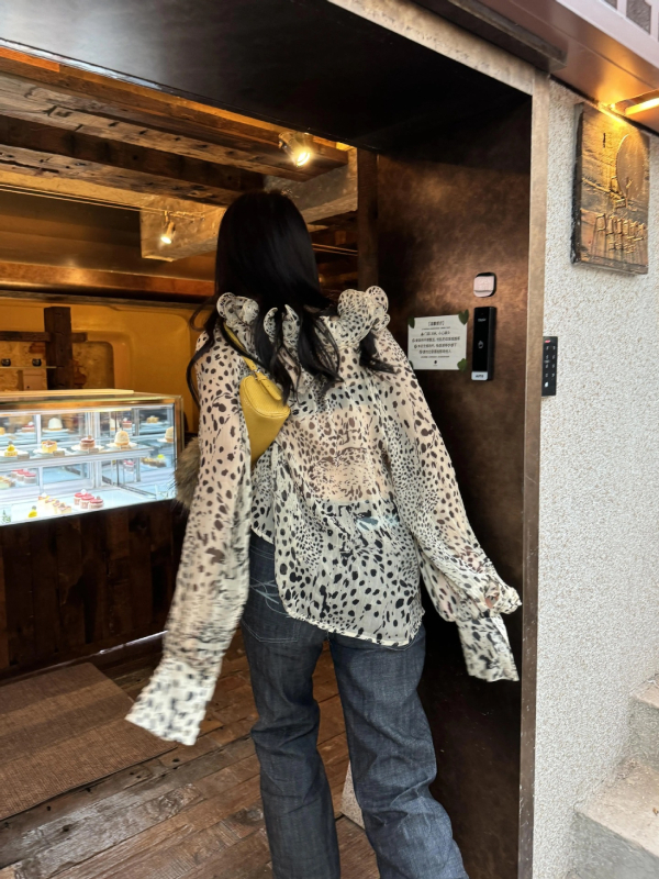 Bluza kajsijeve boje s nepravim leopard uzorkom, višeslojna, trodimenzionalni efekt, volani i vezanje, lagano prozirna