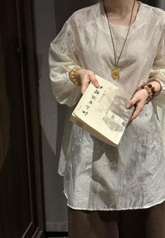 Bijela ženska bluza s dugim rukavima u kineskom stilu, proljeće 2026, prozirna lagana jacquard tkanina, srednja duljina.