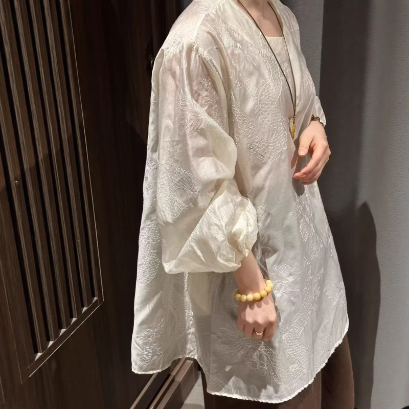 Bijela ženska bluza s dugim rukavima u kineskom stilu, proljeće 2026, prozirna lagana jacquard tkanina, srednja duljina.