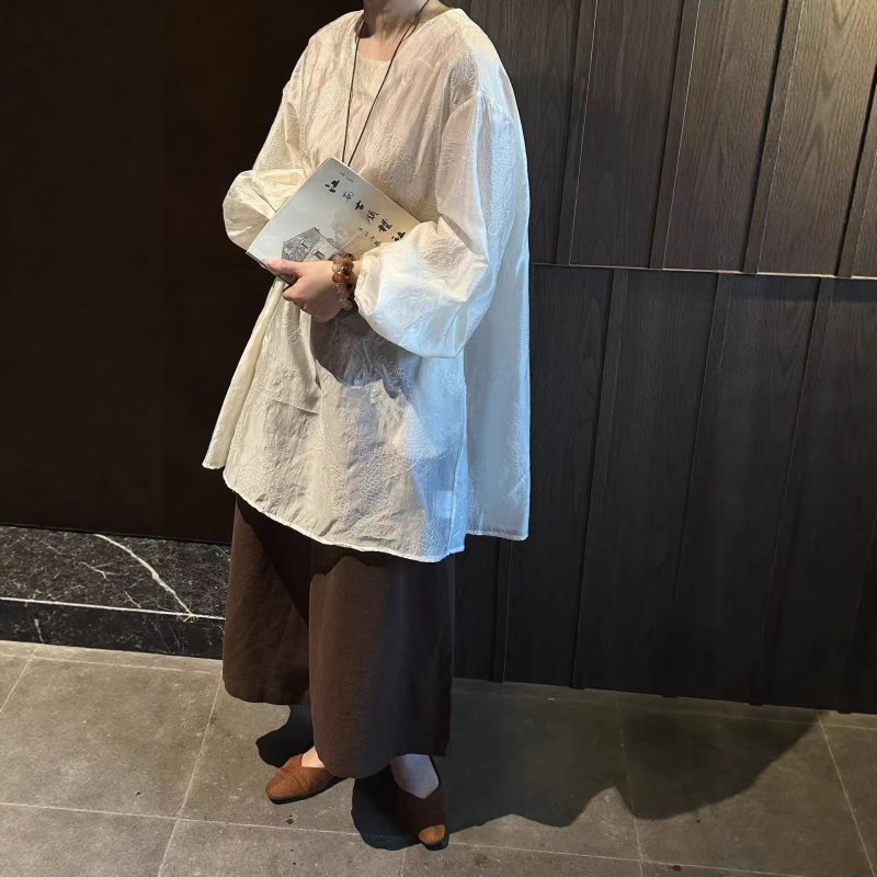 Bijela ženska bluza s dugim rukavima u kineskom stilu, proljeće 2026, prozirna lagana jacquard tkanina, srednja duljina.