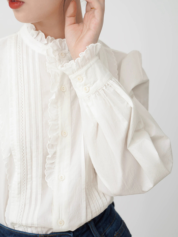 Francia stílusú fehér blúz puffos ujjakkal, csipkés állógallérral és plisírozott részletekkel, irodai viselet