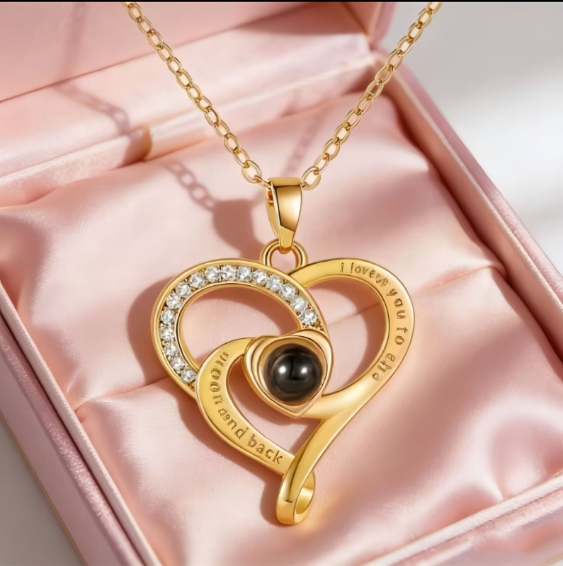 Szív alakú vetítő nyaklánc I love you 100 nyelven, valódi aranyozás, egyedi készítés