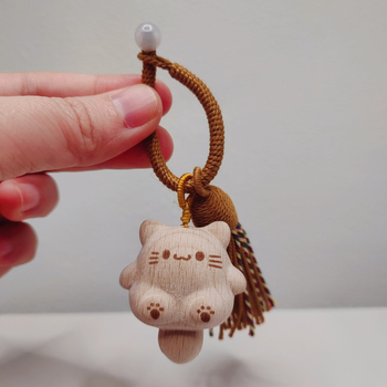 2025 nový bukový drevený visací amulet so šťastnou mačkou s dlhým chvostom, roztomilá a kreatívna drevená dekorácia ako darček