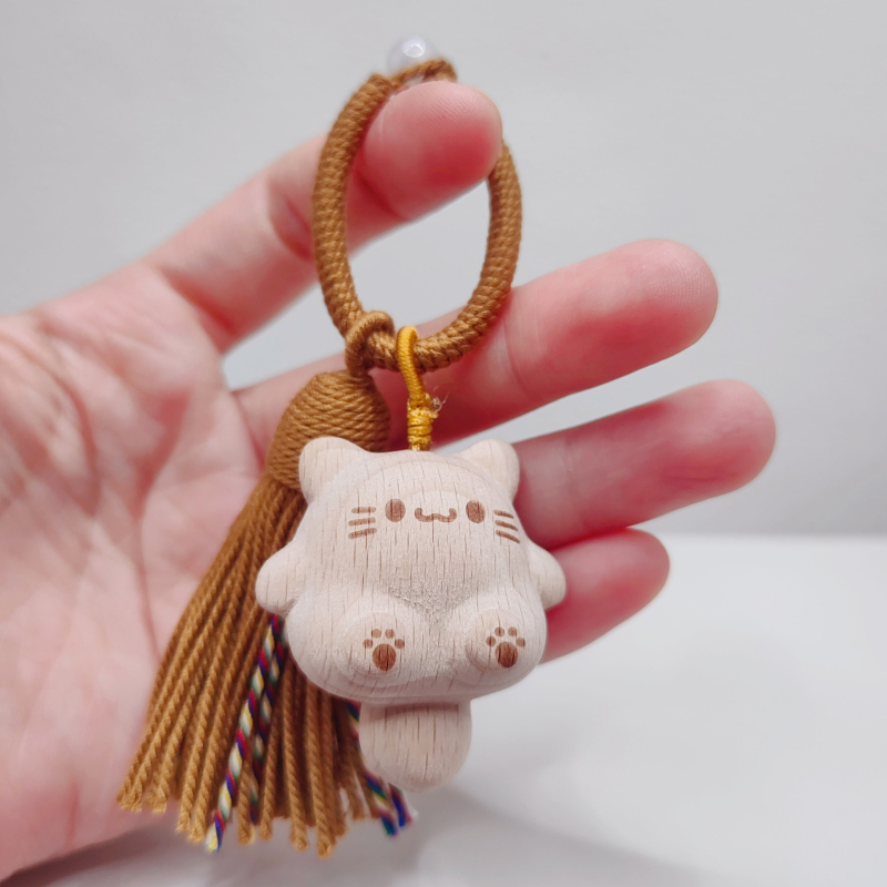 2025 nový bukový drevený visací amulet so šťastnou mačkou s dlhým chvostom, roztomilá a kreatívna drevená dekorácia ako darček