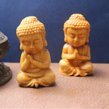 Cyprusové drevo: Ručne vyrezávaný prívesok – Malý Tathágata Buddha