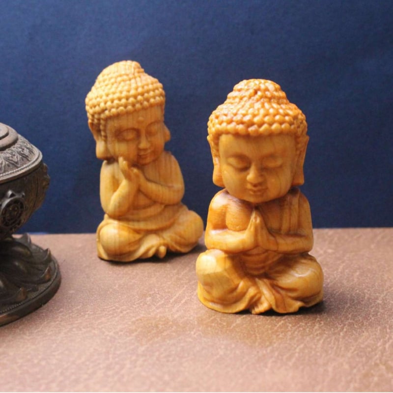 Cyprusové drevo: Ručne vyrezávaný prívesok – Malý Tathágata Buddha