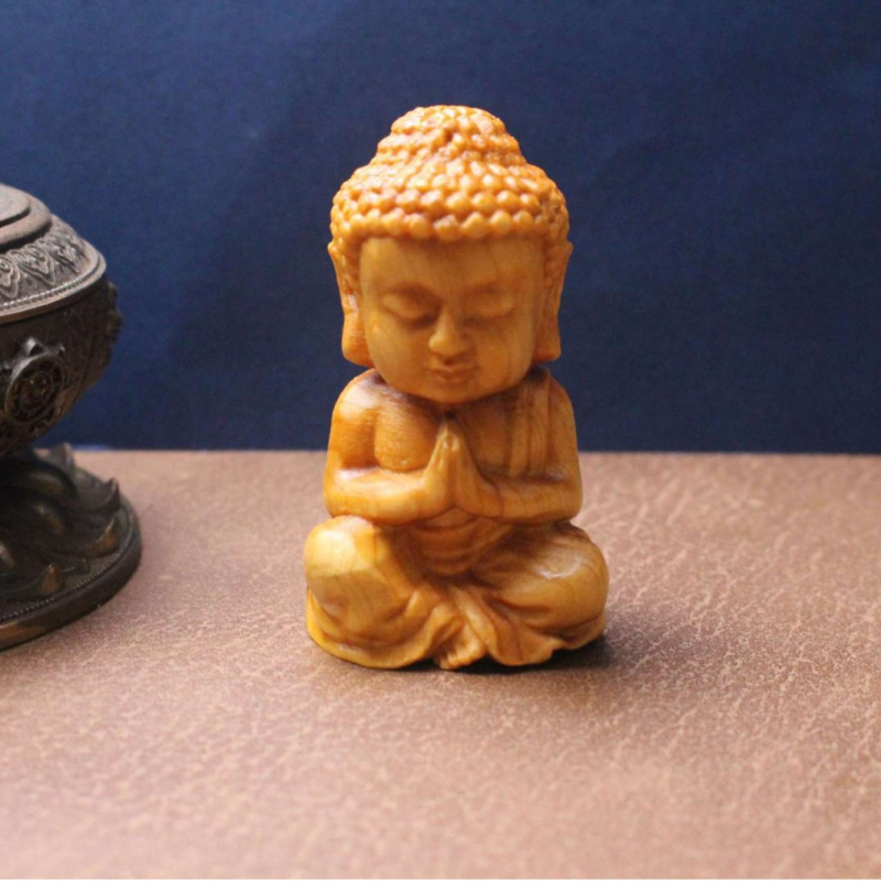 Cyprusové drevo: Ručne vyrezávaný prívesok – Malý Tathágata Buddha