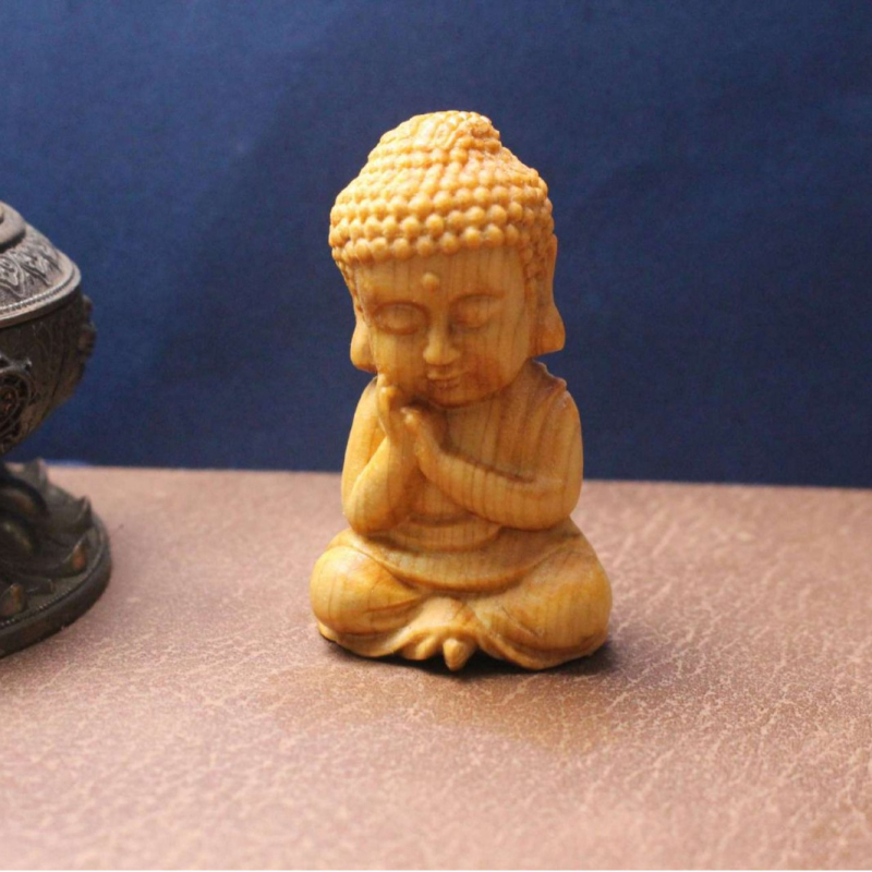 Cyprusové drevo: Ručne vyrezávaný prívesok – Malý Tathágata Buddha