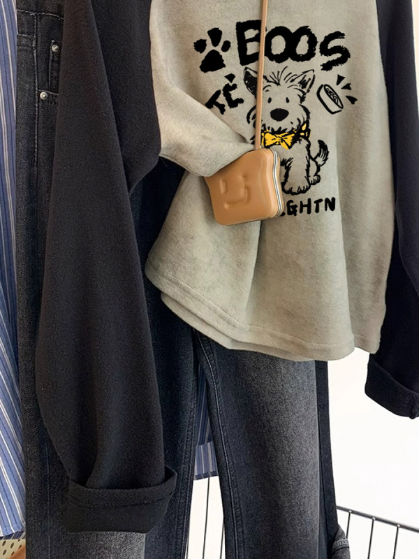 Ženski T‑shirt s dugim rukavima u američko-retro stilu s veluru brušenom završetkom, za jesen-zimu 2024, mala veličina, top za bazu s blok bojama.