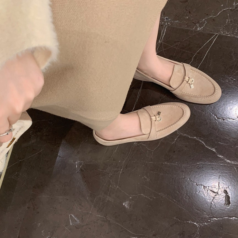 Női báránybőr loaferek bojtos díszítéssel és csattal, lapos slip-on, puha talppal