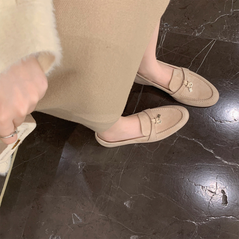 Női báránybőr loaferek bojtos díszítéssel és csattal, lapos slip-on, puha talppal