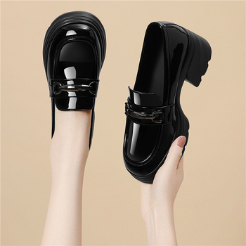 Γυναικείοι loafers σε βρετανικό στυλ με λαμπερό μαύρο φινίρισμα, αυξημένης ύψους χοντρή σόλα, slip-on, 2026 συλλογή