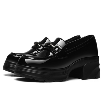 Γυναικείοι loafers σε βρετανικό στυλ με λαμπερό μαύρο φινίρισμα, αυξημένης ύψους χοντρή σόλα, slip-on, 2026 συλλογή