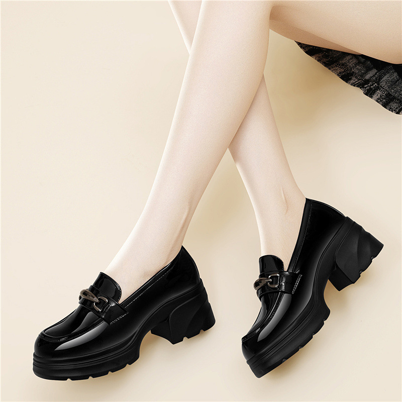 Γυναικείοι loafers σε βρετανικό στυλ με λαμπερό μαύρο φινίρισμα, αυξημένης ύψους χοντρή σόλα, slip-on, 2026 συλλογή