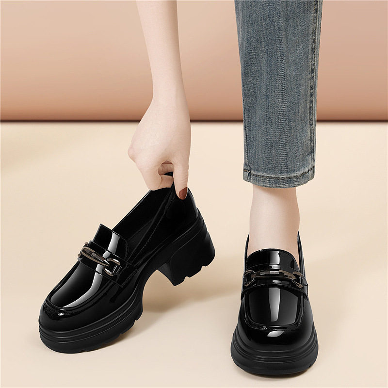 Γυναικείοι loafers σε βρετανικό στυλ με λαμπερό μαύρο φινίρισμα, αυξημένης ύψους χοντρή σόλα, slip-on, 2026 συλλογή