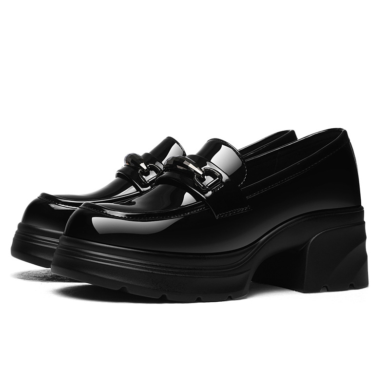 Γυναικείοι loafers σε βρετανικό στυλ με λαμπερό μαύρο φινίρισμα, αυξημένης ύψους χοντρή σόλα, slip-on, 2026 συλλογή