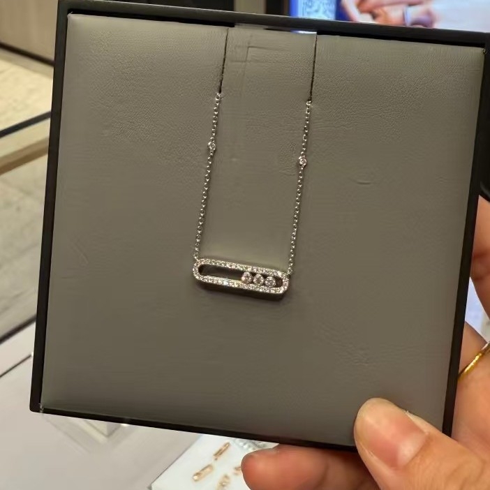 Zlatni V-oblik ogrlica s tri dijamantima i kuglicama, minimalistički stil, klizni zatvarač za ključnicu