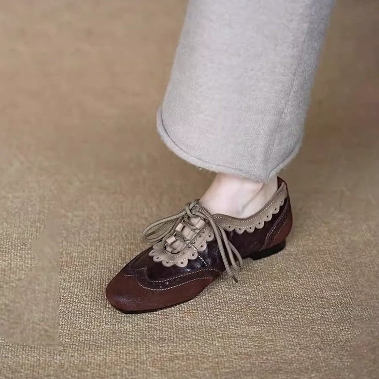 Ženske kožne loaferice s urezanim cvjetnim uzorkom, vintage stil, s vezicama, model proljeće-jesen 2026