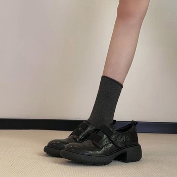 Női Velcro-s loaferek, retro brit stílusban, puha bőrből, vastag talppal és középmagas sarokkal