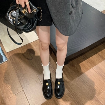 Tehénbőr loaferek vastag talppal, slip-on Camellia mintával, brit vintage stílus, kerek orr, alacsony felső rész