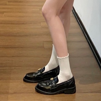 Tehénbőr loaferek vastag talppal, slip-on Camellia mintával, brit vintage stílus, kerek orr, alacsony felső rész