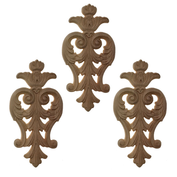 Drevené dvierka skrinky s vyrezávaným ornamentom kvetov, európsky štýl, retro francúzsky dizajn.