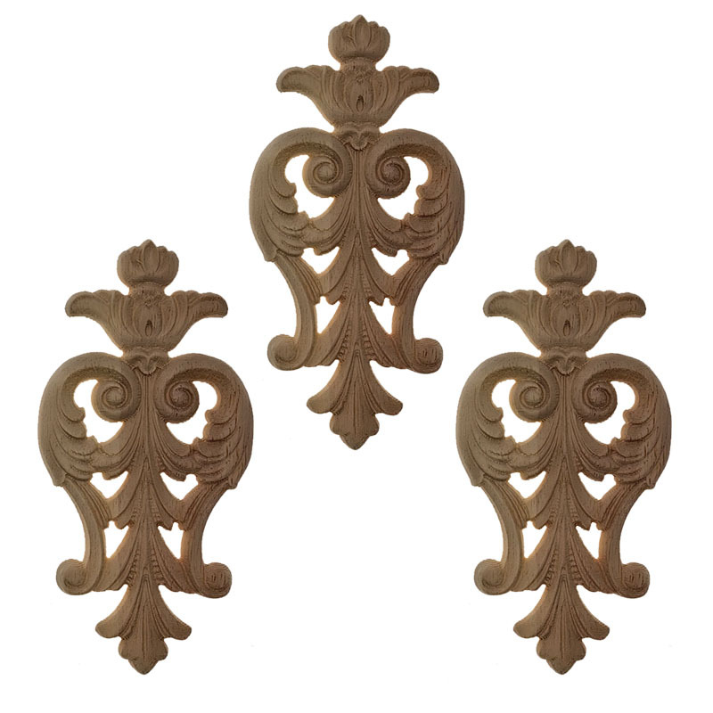 Drevené dvierka skrinky s vyrezávaným ornamentom kvetov, európsky štýl, retro francúzsky dizajn.