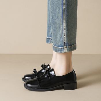 Női fekete patent bőr loafer masnival, francia stílusú, közepes sarkú, slip-on, puha talp, 2025 tavasz–ősz