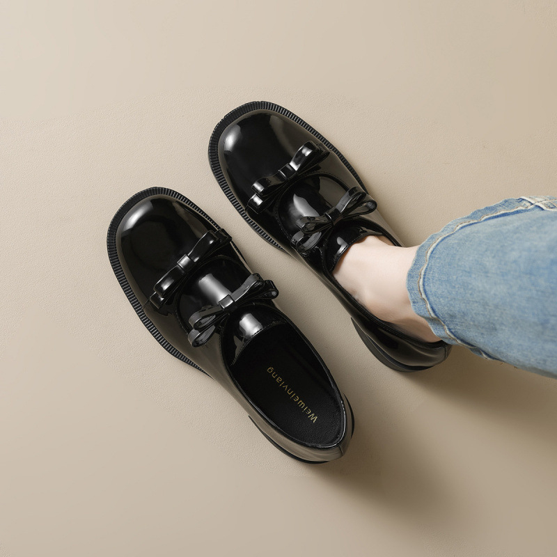 Női fekete patent bőr loafer masnival, francia stílusú, közepes sarkú, slip-on, puha talp, 2025 tavasz–ősz