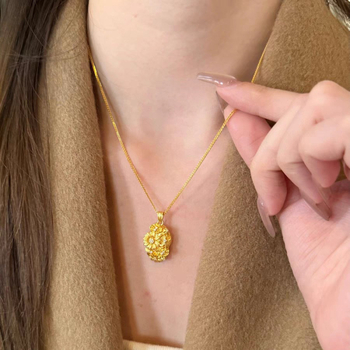 Ženski set narukvice i ogrlice u zlatnoj nijansi, s cvjetnim brokatnim motivom, elegantan dojam laganog luksuza, novi kinesko-klasični stil