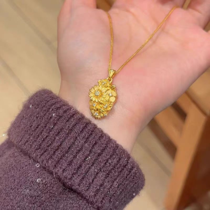 Ženski set narukvice i ogrlice u zlatnoj nijansi, s cvjetnim brokatnim motivom, elegantan dojam laganog luksuza, novi kinesko-klasični stil