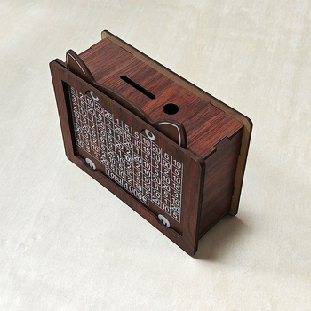 Retro drevená pokladnička pre študentov, štýlová a dekoratívna – iba na vklad, bez výberu; uchová bankovky a mince.