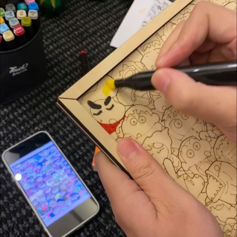 Drevená skladačka Shin-chan: graffiti, nepravidelný tvar, ručne maľovaná, DIY, farebiteľná, rodinný portrét