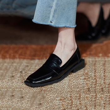 Női loaferek négyszögletes orrú, brit stílusú, slip-on, alacsony sarok, csíkos mintázat