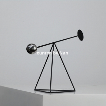 Kovový geometrický dekoratívny prvok pre moderný minimalistický interiér — vhodný na televízny stolík, vstupnú miestnosť a skriňu na víno