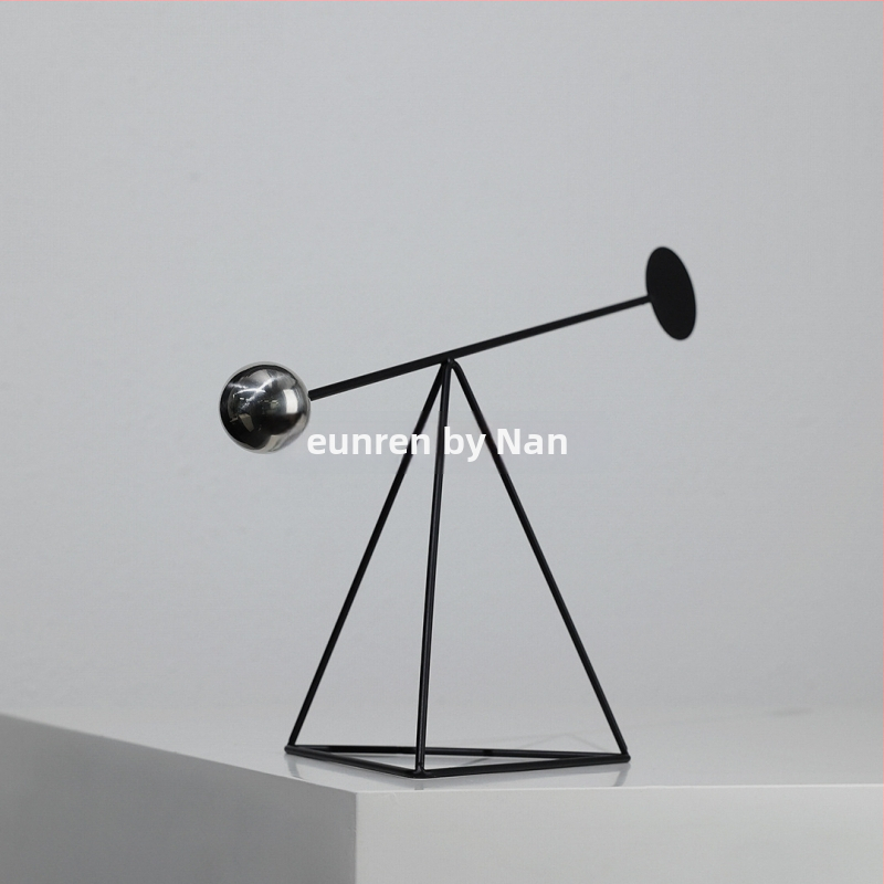 Kovový geometrický dekoratívny prvok pre moderný minimalistický interiér — vhodný na televízny stolík, vstupnú miestnosť a skriňu na víno