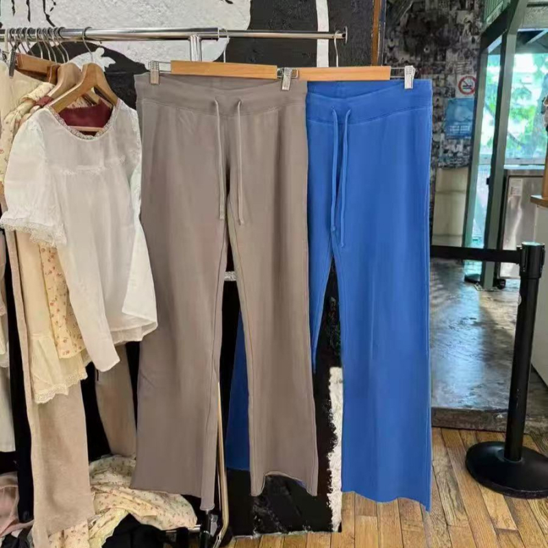 Ženske hlače s šnuralom u struka i vezicama, rub s frayed okrajom, ravni kroj, visokim pojasom, vizualno dulje noge, svakodnevne hlače