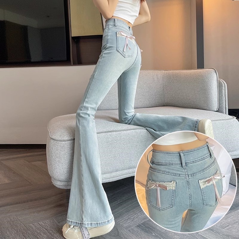 Džinsi za žene s plus veličinom, svijetli denim, visokim strukom, podižu bokove, blago široke nogavice, s mašnicom