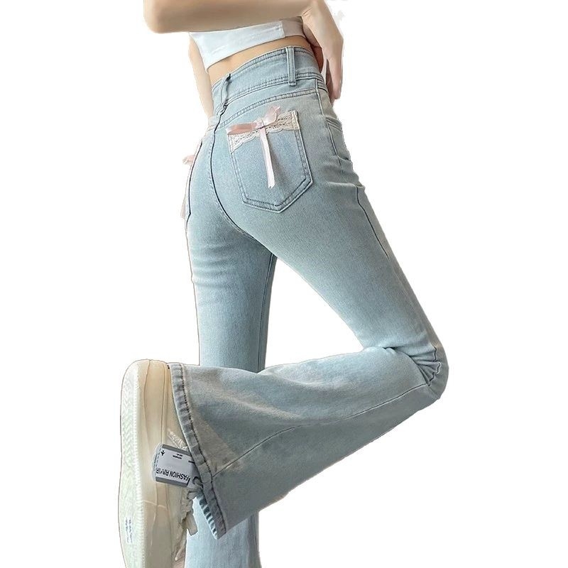 Džinsi za žene s plus veličinom, svijetli denim, visokim strukom, podižu bokove, blago široke nogavice, s mašnicom