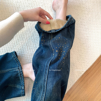 Ženske tamnoplave traperice s perlama i rhinestones, podstavljene flisom, širokih nogavica, visokim strukom, ravnog kroja, za jesen-zimu