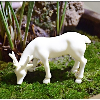 Biely porcelánový jeleň – keramická ozdoba do domácnosti