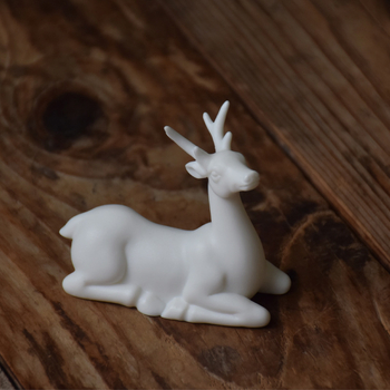 Biely porcelánový jeleň – keramická ozdoba do domácnosti
