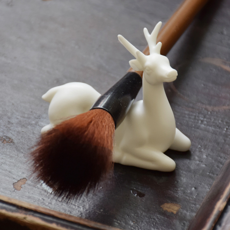 Biely porcelánový jeleň – keramická ozdoba do domácnosti