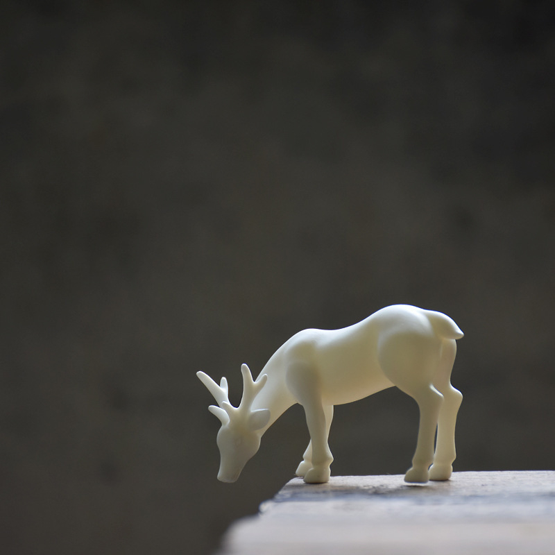 Biely porcelánový jeleň – keramická ozdoba do domácnosti