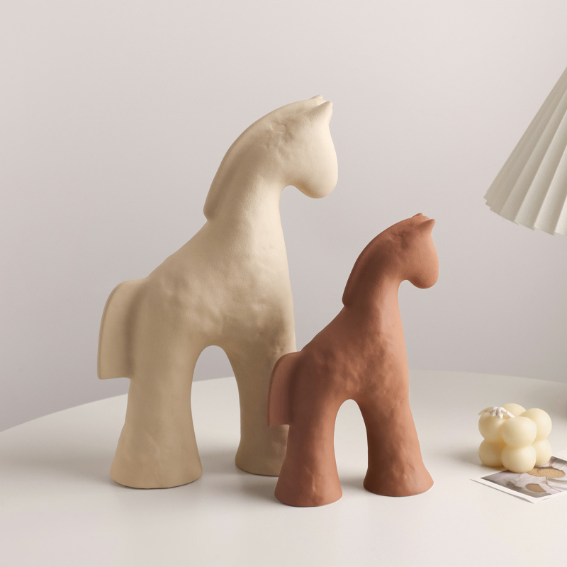 Keramický kôň na stole, Wabi-Sabi štýl, dekor do obývačky, moderný minimalistický dizajn