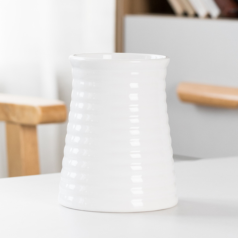 Keramická váza, minimalistické mliečne biele prevedenie, durian inšpirovaný dizajn, vhodná pre čerstvé, sušené alebo umelé kvety.