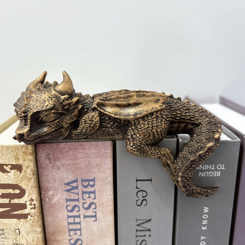 Sleep Dragon figúrka z živice na policu kníh, západný fantasy štýl